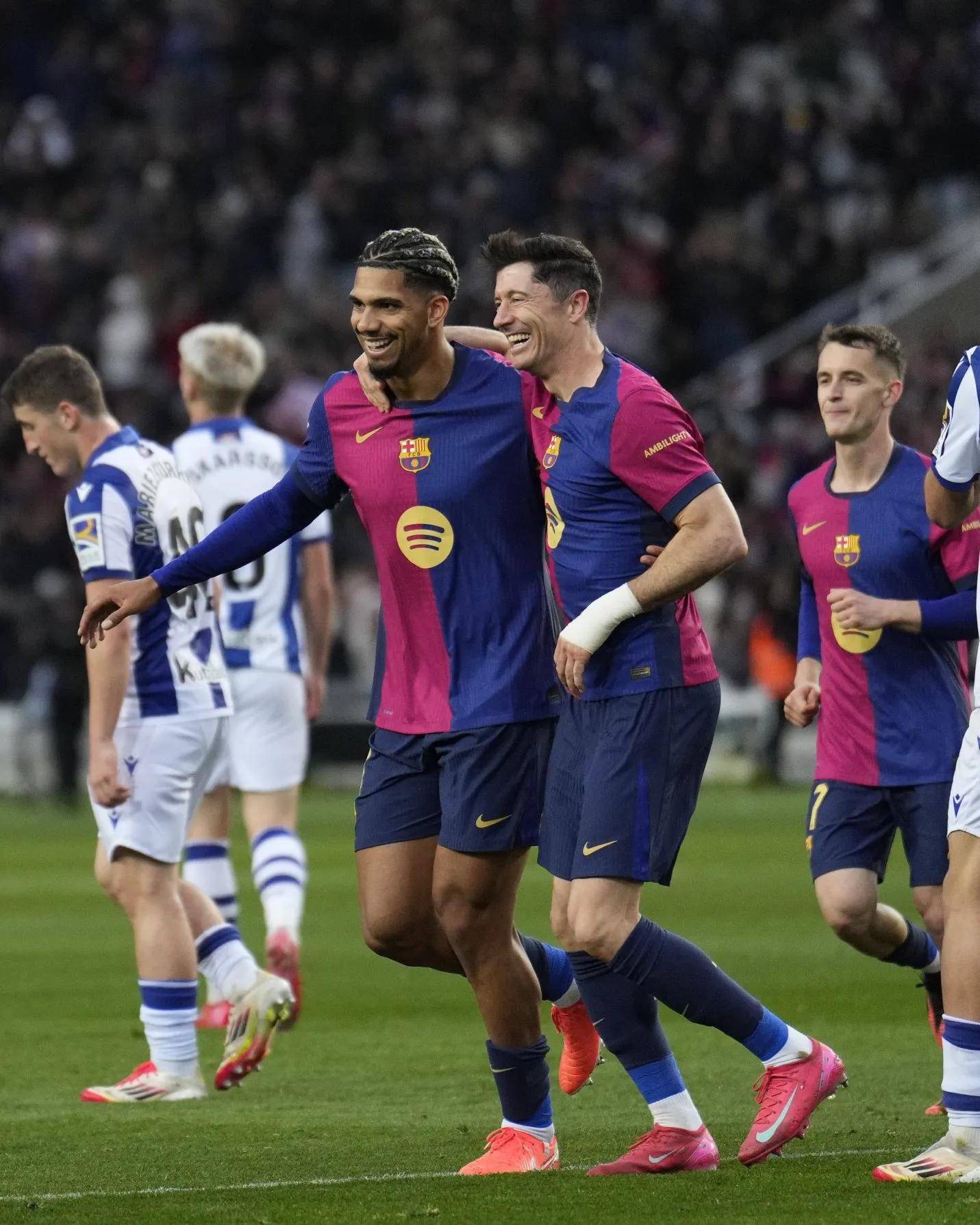 曼联遭遇对手巴萨的强硬防守 曼联遭遇对手巴萨的强硬防守