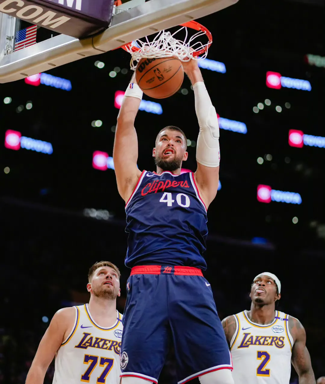 快船客场击败湖人，赢得关键战