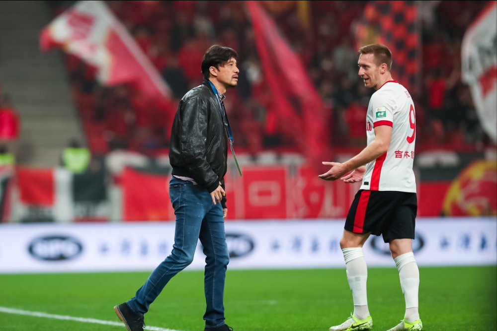 爱游戏中国官网-中超比赛球员因伤退赛引发球迷担忧