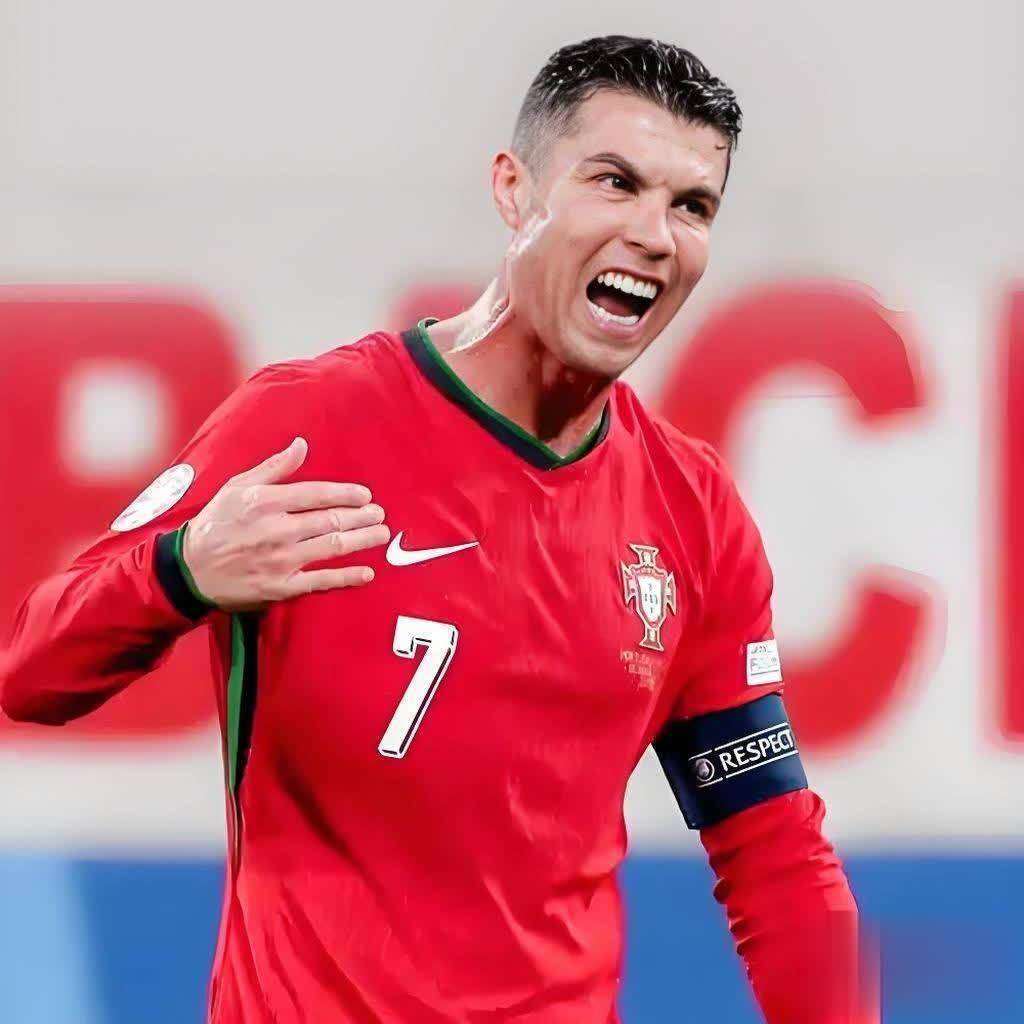 球队实力强大,夺取冠军皇冠 球队实力强大,夺取冠军皇冠