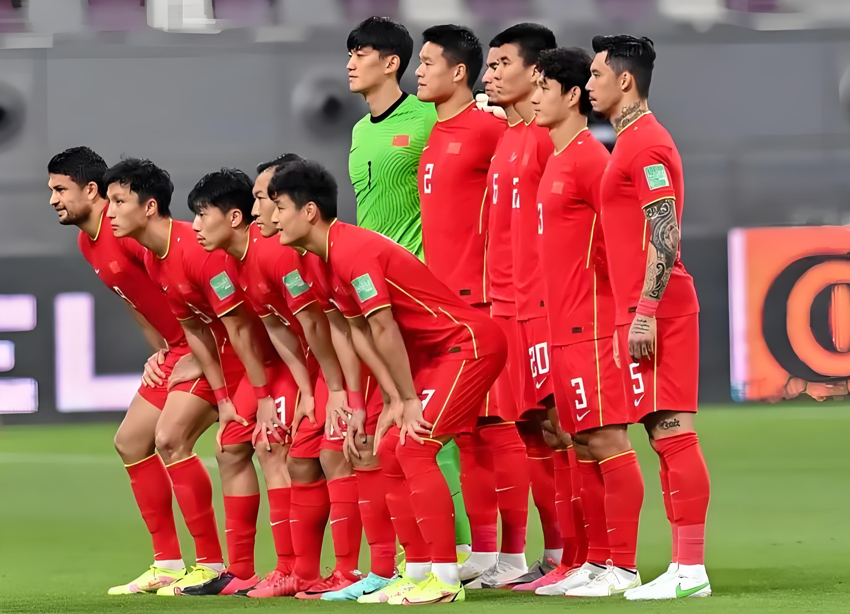 队伍实力强劲，足球比赛火爆进行