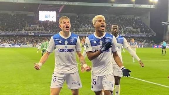 包含里尔球员因伤退出法甲比赛，将休战两周的词条